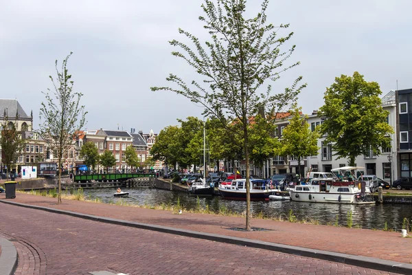 Haarlem, Niederlande, am 11. Juli 2014. eine typische Stadtansicht — Stockfoto