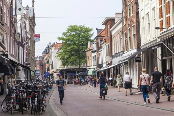2014 年 7 月 11 日荷兰哈勒姆。一个典型的城市视图 — 图库照片