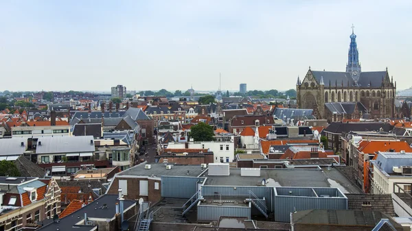 Haarlem, Nederland, op 11 juli 2014. uitzicht over de stad vanaf het terras van een enquête — Stockfoto