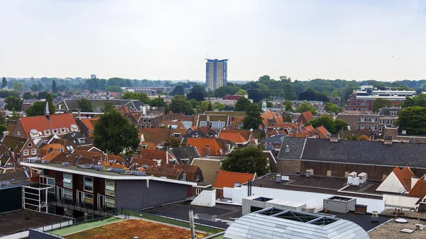 Haarlem, Pays-Bas, le 11 juillet 2014. Vue de la ville depuis une terrasse arpentée — Photo