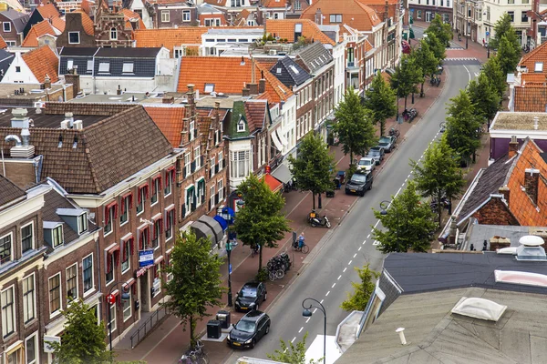 Haarlem, Pays-Bas, le 11 juillet 2014. Vue de la ville depuis une terrasse arpentée — Photo