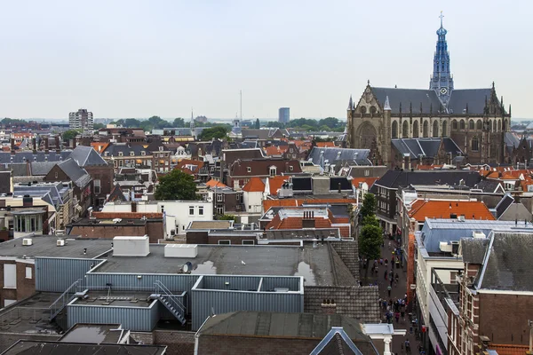 2014 年 7 月 11 日荷兰哈勒姆。从调查露台的城市风景 — 图库照片
