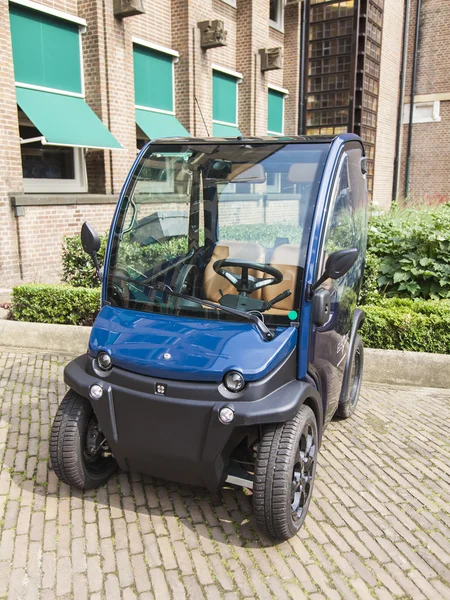 Amsterdam, Paesi Bassi, il 10 luglio 2014. La moderna auto elettrica compatta sulla strada della città — Foto Stock