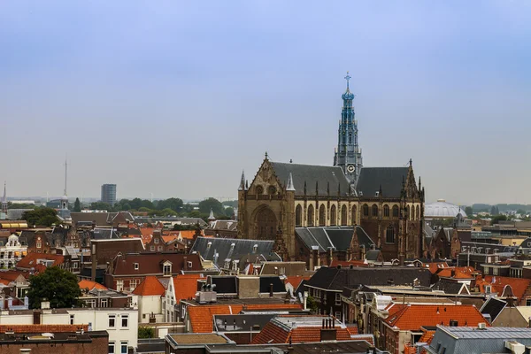 Haarlem, Países Bajos, 11 de julio de 2014. Una vista de la ciudad desde una terraza de encuesta — Foto de Stock