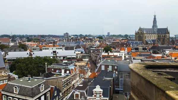 Haarlem, Nederland, op 11 juli 2014. een uitzicht over de stad vanaf het terras van een enquête — Stockfoto