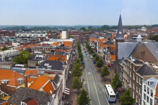 Haarlem, Pays-Bas, le 11 juillet 2014. Une vue sur la ville depuis une terrasse arpentée — Photo