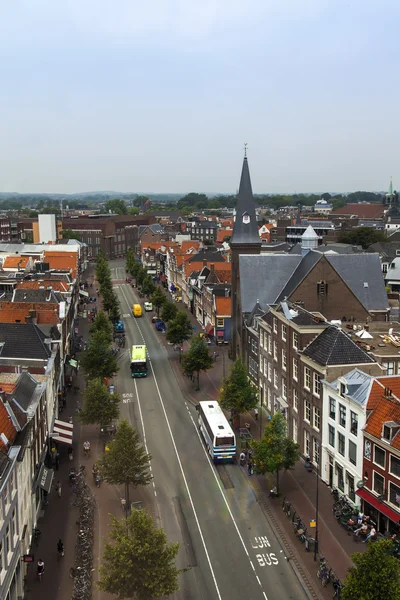 Haarlem, Pays-Bas, le 11 juillet 2014. Une vue sur la ville depuis une terrasse arpentée — Photo