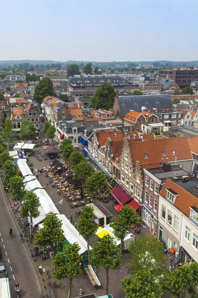 Haarlem, Países Bajos, 11 de julio de 2014. Vista de la ciudad desde una terraza de encuesta — Foto de Stock