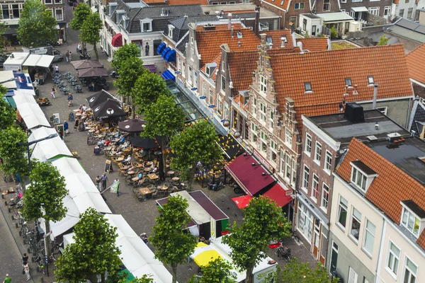 Haarlem, Pays-Bas, le 11 juillet 2014. Vue de la ville depuis une terrasse arpentée — Photo