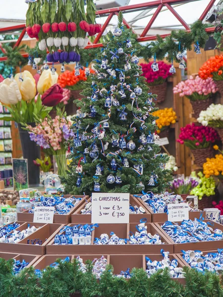 Amsterdã, Holanda, em 9 de julho de 2014. Venda de decorações de árvore de Natal em estilo nacional — Fotografia de Stock