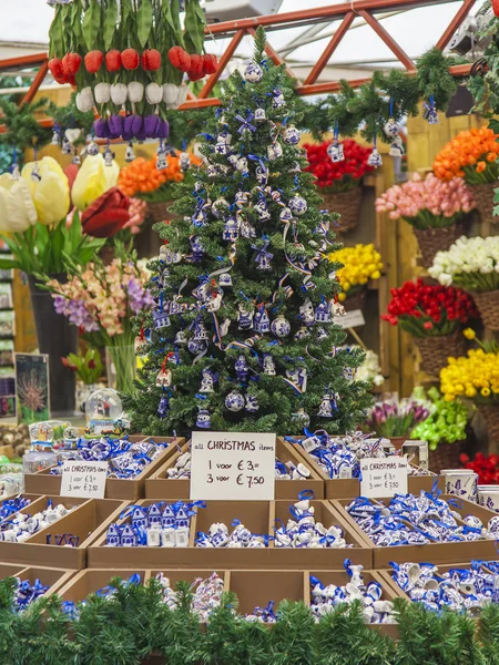 Amsterdã, Holanda, em 9 de julho de 2014. Venda de decorações de árvore de Natal em estilo nacional — Fotografia de Stock