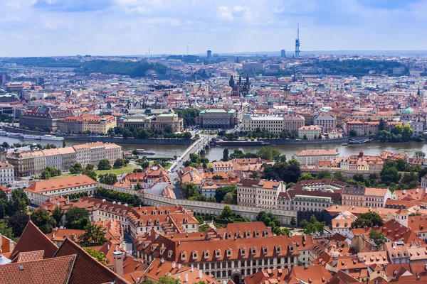 Prag, Tjeckien, den 10 juli, 2010. utsikt över staden en undersökning plattform — Stockfoto