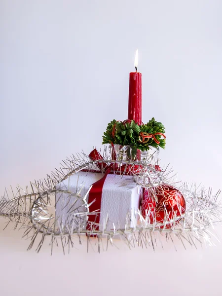 O presente de Ano Novo em uma caixa de papelão branca, jóias de um abeto e uma vela ardente — Fotografia de Stock