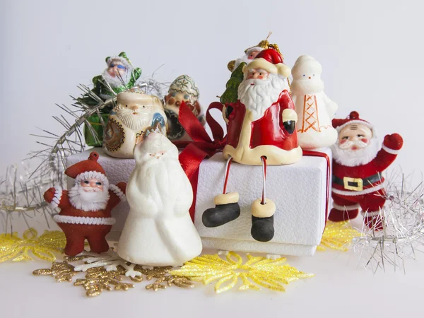 Cadeau du Nouvel An dans une boîte en carton blanc, bijoux pour sapin et bougie allumée — Photo