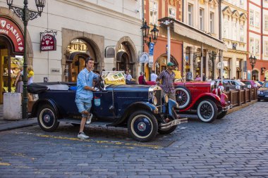 Prague, Çek Cumhuriyeti, 10 Temmuz 2010. eski model araba şehir cadde üzerinde. turistler için cazibe