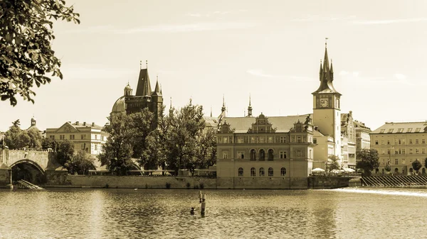 Prague, République tchèque, le 10 juillet 2010. Une vue sur la rive du fleuve Vltava — Photo