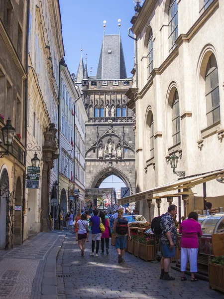 Prag, Tjeckien, den 10 juli, 2010. utsikt över staden. turister bekanta dig med sevärdheter — Stockfoto