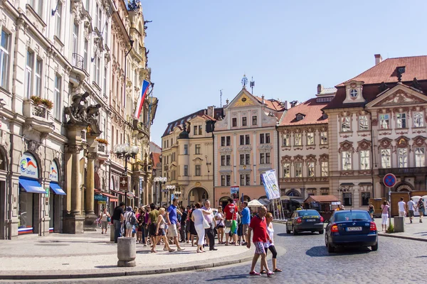 Prague, Czech Republic, on July 10, 2010. View of the city. tourists get acquainted with city sights — Stock Photo, Image