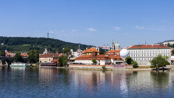 Prague, Çek Cumhuriyeti, 10 Temmuz 2010. nehir banka vltava görünümü — Stok fotoğraf