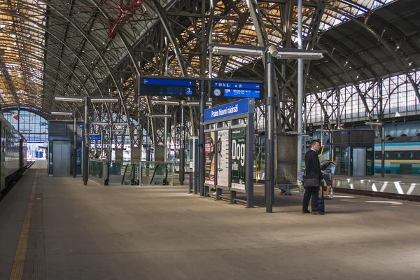 Praga, República Checa, el 5 de julio de 2010. Plataformas de la estación principal — Foto de Stock