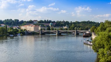 Prague, Çek Cumhuriyeti, 10 Temmuz 2010. nehir banka vltava görünümü
