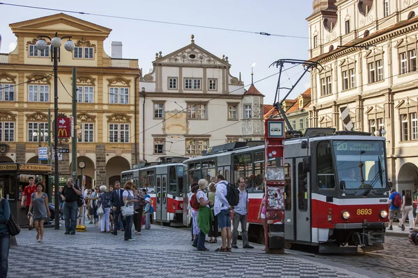 Prag, Tjeckien, den 10 juli, 2010. utsikt över staden. turister bekanta dig med sevärdheter — Stockfoto