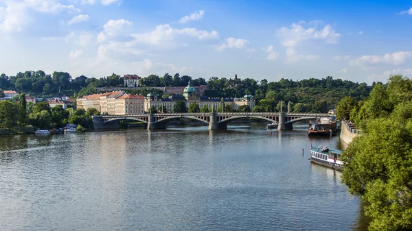 Praga, Repubblica Ceca, il 10 luglio 2010. Una vista sulla riva del fiume Moldava — Foto Stock