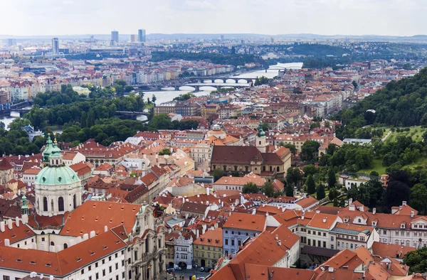 Prague, République tchèque, le 10 juillet 2010. Vue de la ville d'une plate-forme d'enquête — Photo