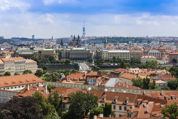 Praga, República Checa, el 10 de julio de 2010. Vista de la ciudad de una plataforma de encuestas — Foto de Stock