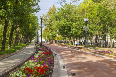 9 Eylül 2014 tarihinde, Moskova, Rusya. Güneşli bir gün, erken sonbahar Sretensky Bulvarı