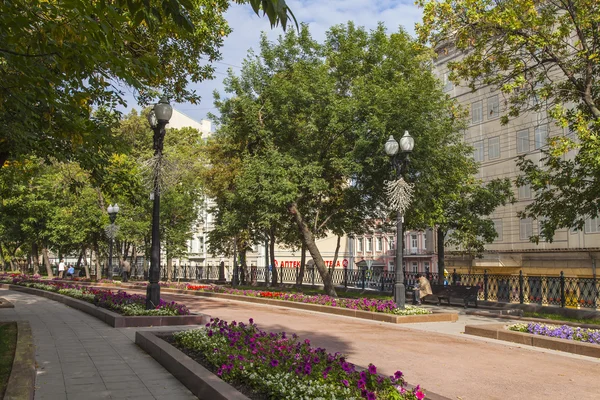 Moscow, Russia, on September 9, 2014. Sretensky Boulevard in the sunny day, early autumn — Stock Photo, Image