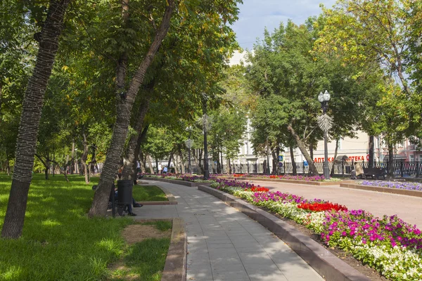 Moscou, Rússia, em 9 de setembro de 2014. Sretensky Boulevard no dia ensolarado, início do outono — Fotografia de Stock