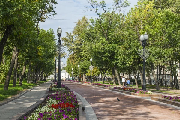 Moskwa, Rosja, 9 września 2014. Sretensky Boulevard w słoneczny dzień, wczesna jesień — Zdjęcie stockowe