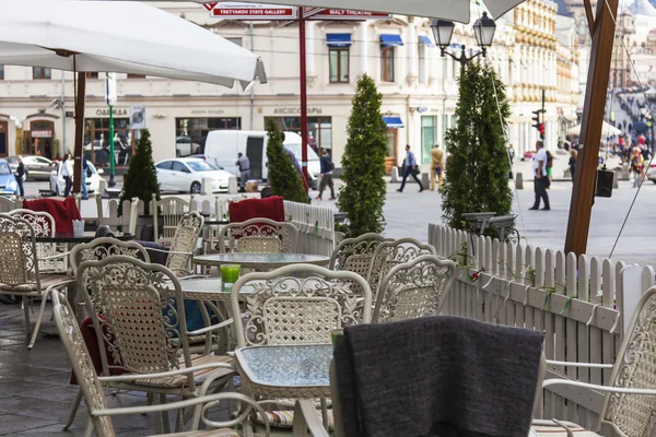 Moscow, Russia, on September 9, 2014. Foot zone in the downtown. Kuznetsky Bridge Street. Summer cafe — Stock Photo, Image