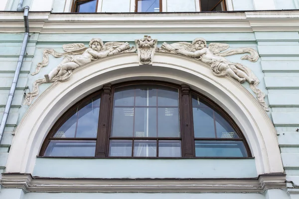 Moscou, Rússia, em 9 de setembro de 2014. Detalhes arquitetônicos típicos de casas antigas de Moscou — Fotografia de Stock