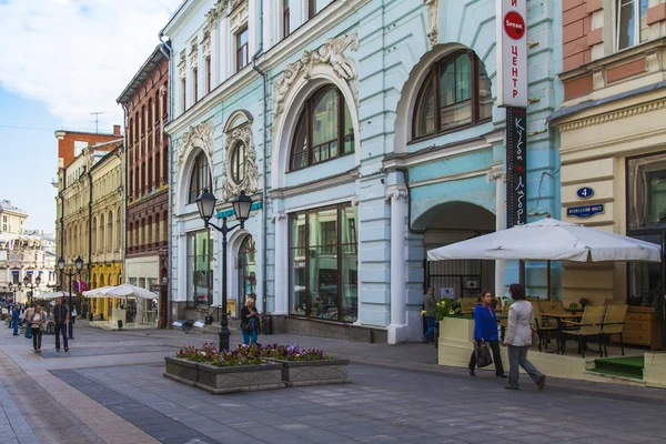Moskou, Rusland, op 9 september 2014. het voetgangersgebied in het centrum. Kuznetsky bridge street — Stockfoto