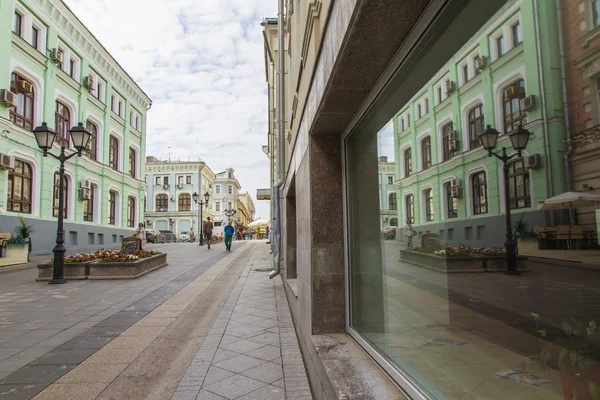 Moskva, Ryssland, den 9 september, 2014. gågatan i centrum. Kuznetsky bridge street — Stockfoto