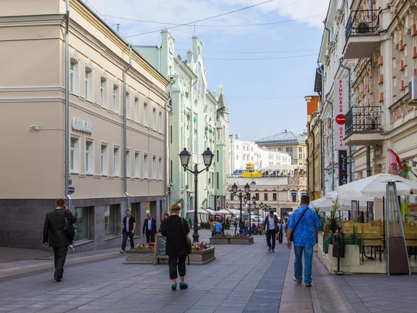 Moscow, Russia, on September 9, 2014. The pedestrian zone in the downtown. Kuznetsky Bridge Street — Stock Photo, Image