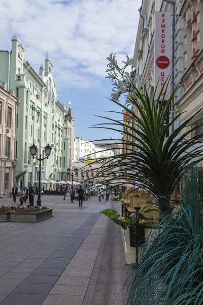 Moscow, Russia, on September 9, 2014. The pedestrian zone in the downtown. Kuznetsky Bridge Street — Stock Photo, Image