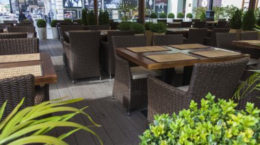 Moscow, Rusya Federasyonu, 9 Eylül 2014 tarihinde. şehir merkezinde yaya bölgesi. Kuznetsky bridge street. Yaz kafe