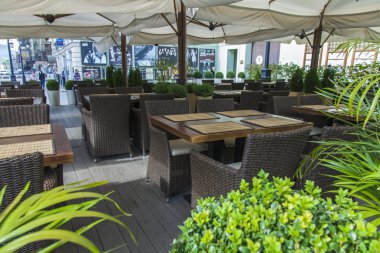 Moscow, Rusya Federasyonu, 9 Eylül 2014 tarihinde. şehir merkezinde yaya bölgesi. Kuznetsky bridge street. Yaz kafe