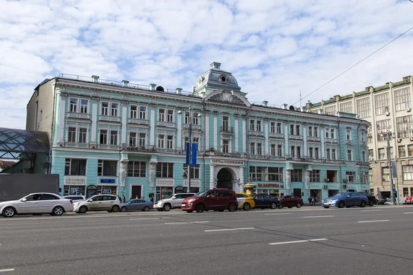 Moscú, Rusia, 9 de septiembre de 2014. El edificio de teatro de Yermolova en la calle Tverskaya - vista histórica de Moscú — Foto de Stock