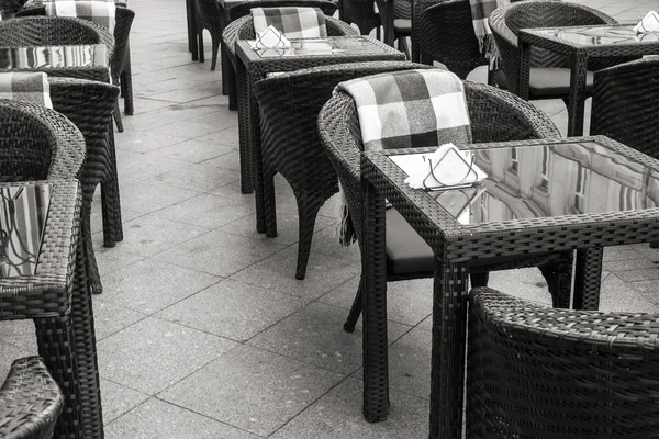 Letní venkovní kavárna v Evropské ulici — Stock fotografie