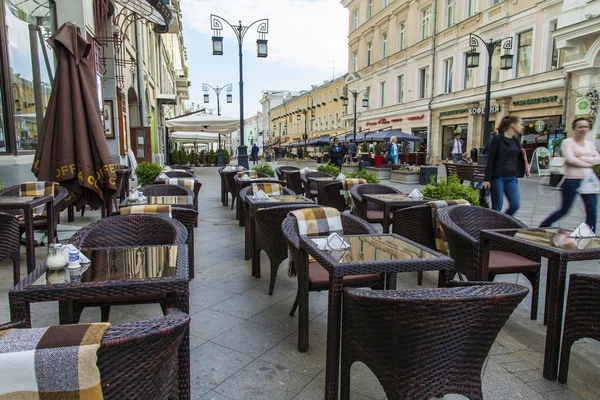 Moskwa, Rusia, pada 9 September 2014. Zona kaki di pusat kota. Jalan Jembatan Kuznetsky. Summer cafe — Stok Foto