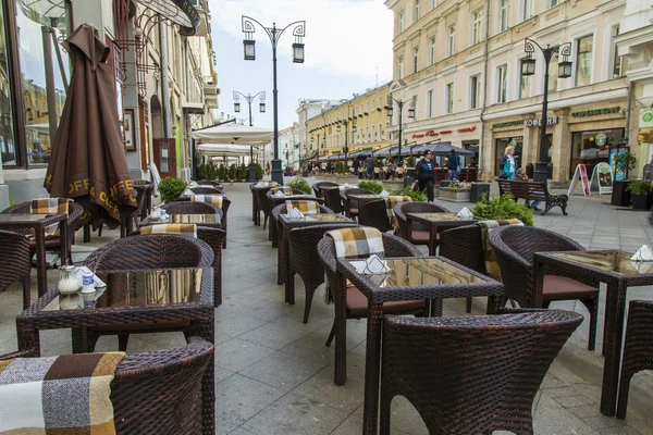 Moscow, Russia, on September 9, 2014. Foot zone in the downtown. Kuznetsky Bridge Street. Summer cafe — Stock Photo, Image