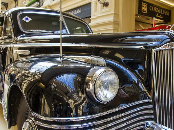 Moscú, Rusia, 9 de septiembre de 2014. Una exposición de coches rusos de época en GUM. Los detalles del diseño del cuerpo del automóvil antiguo —  Fotos de Stock