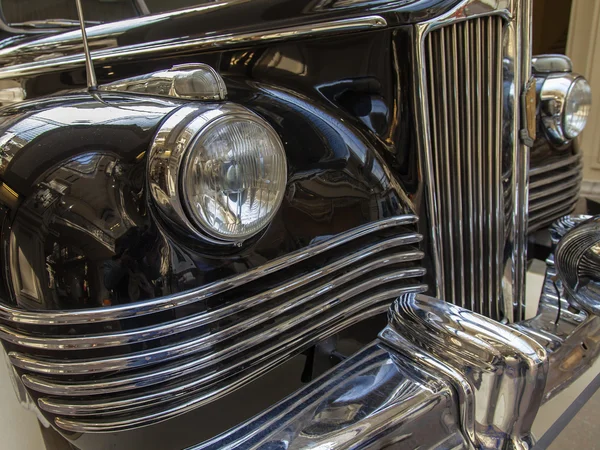 Moscow, Russia, on September 9, 2014. An exhibition of vintage Russian cars in GUM. Details of design of a body of the vintage car — Stock Photo, Image