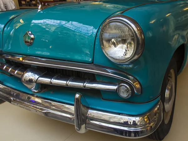 Moscú, Rusia, 9 de septiembre de 2014. Una exposición de coches rusos de época en GUM. Los detalles del diseño del cuerpo del automóvil antiguo — Foto de Stock