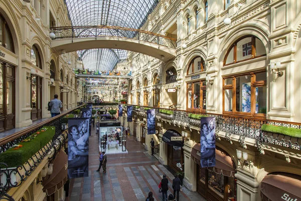 Moscú, Rusia, 9 de septiembre de 2014. Interior de un piso comercial de la tienda GUM —  Fotos de Stock