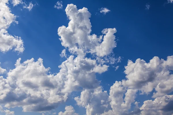 地平線上の白い雲と青い空 — ストック写真